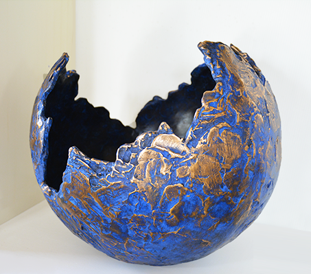 Sphère bleue, 2024, Bronze patine bleue, 39 x 39 x 35 cm