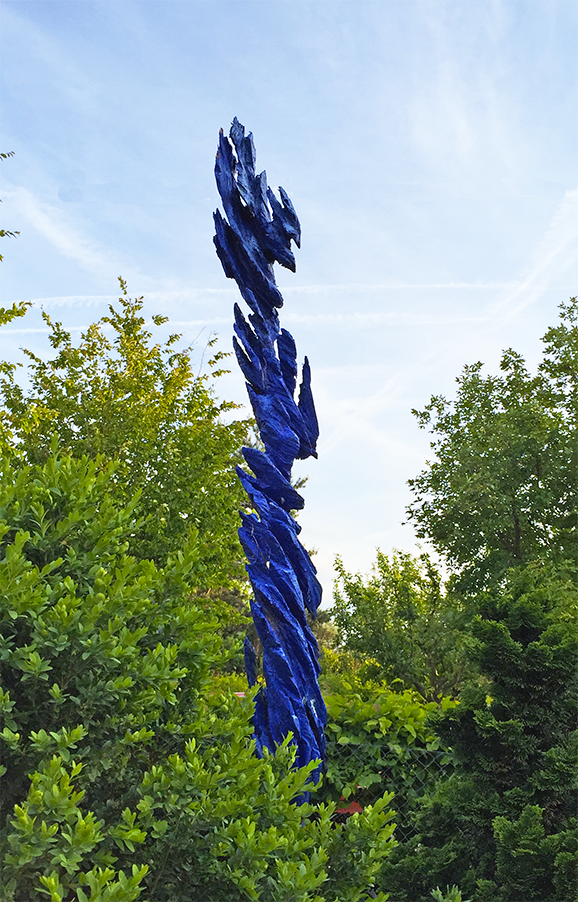 Flamme, 2006, Bois et peinture bleu Klein, 150 x 20 x 20 cm