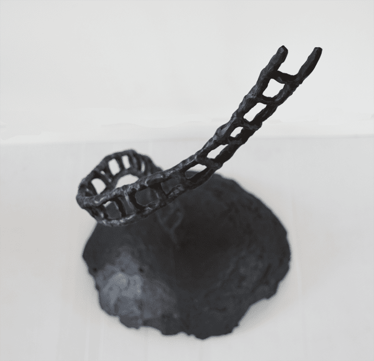 Help ! II (vue du dessus), Bronze patine noire, 128 x 44 x 44 cm