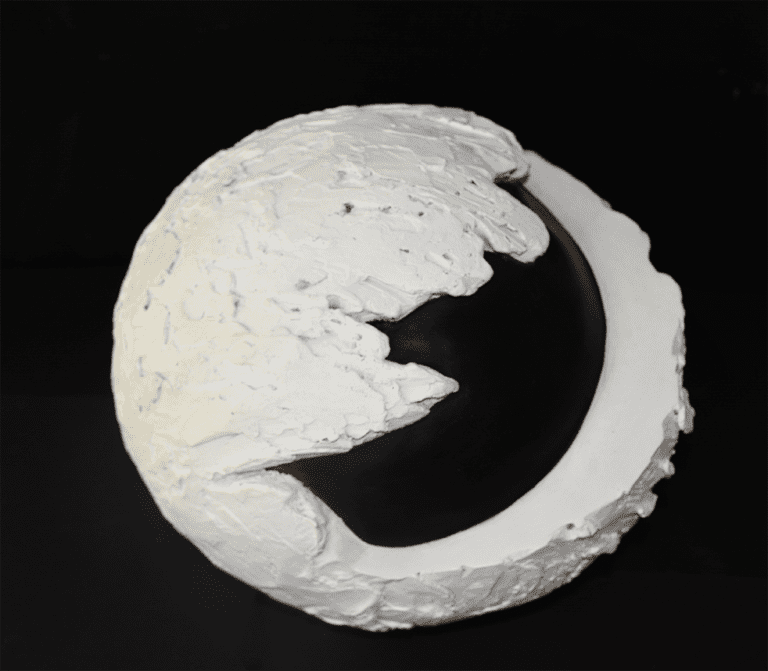 Oeuf 2, Bronze et patine noire et blanche, 33 x 26 x 25 cm