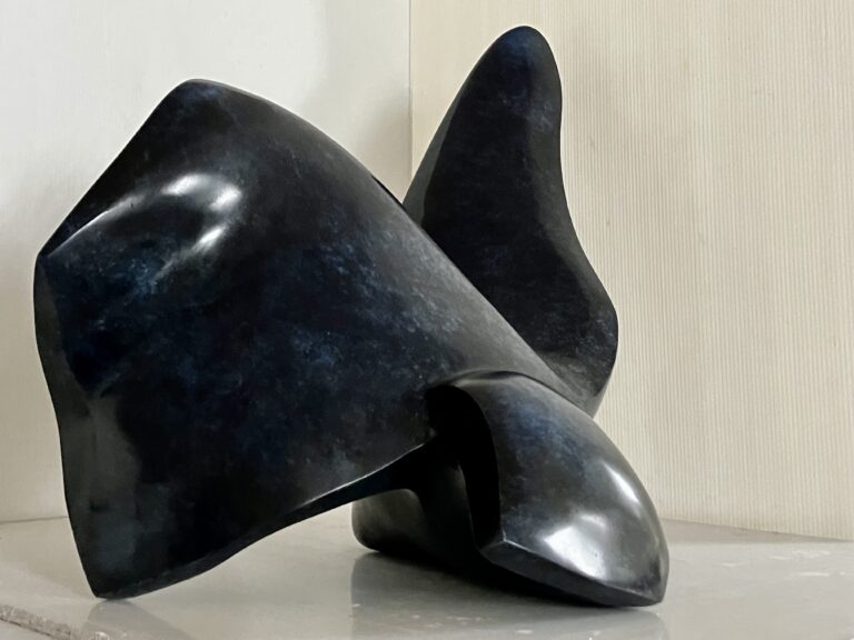 Paloma 3, 2023, Bronze patine bleue, 57 x 46 x 40 cm 