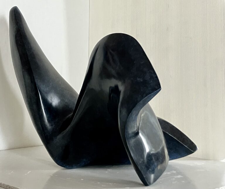 Paloma 3, 2023, Bronze patine bleue, 57 x 46 x 40 cm 