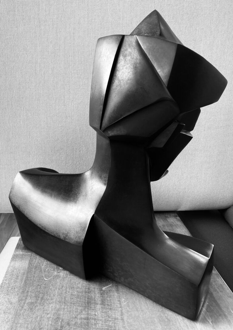 Tête cubiste, 2016, Bronze patine noire, 47 x 37 x 20 cm.
