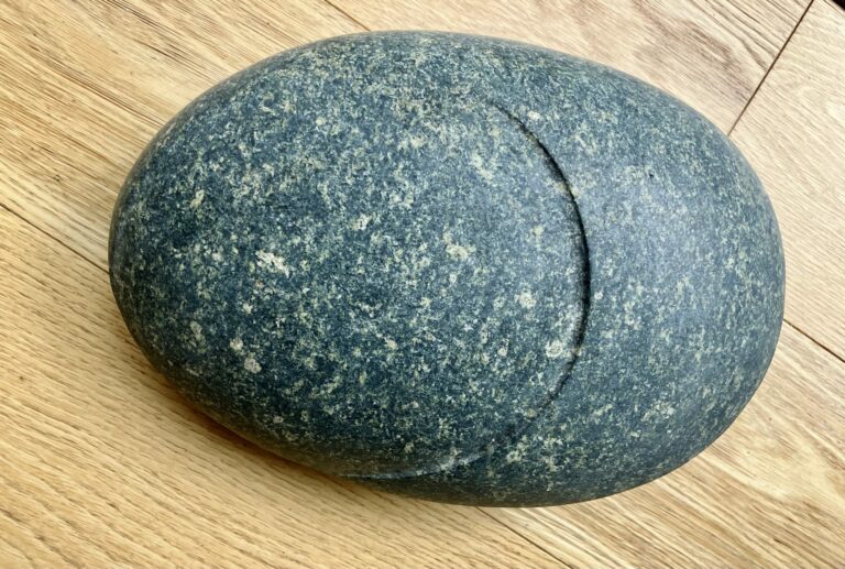 Scotish, 2010, Granit vert, 27 x 22 x 5 cm