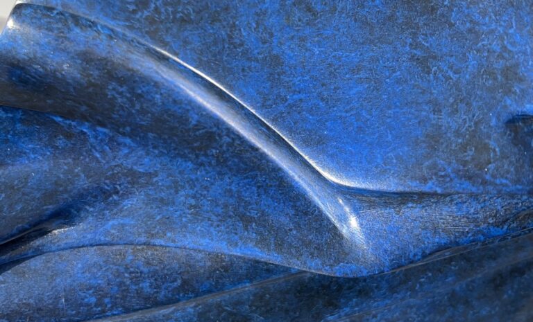 Petite aile bleue (détail), 2024, Bronze patine bleue, 24x10x10 cm