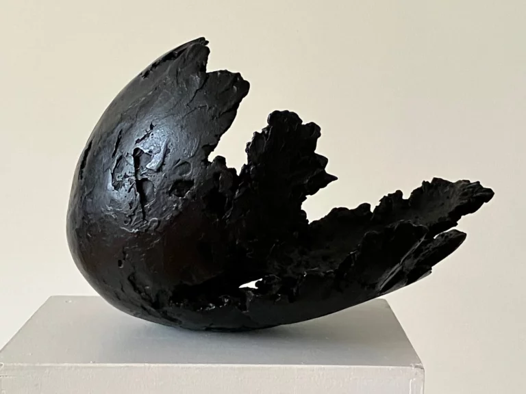 Coquille, 2022, Bronze patine noire, 53 x 40 x 30 cm