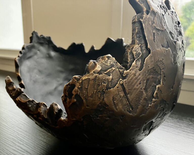 COUPE II (détail), 2022, Bronze patine barège, 27 x 27 x 23 cm